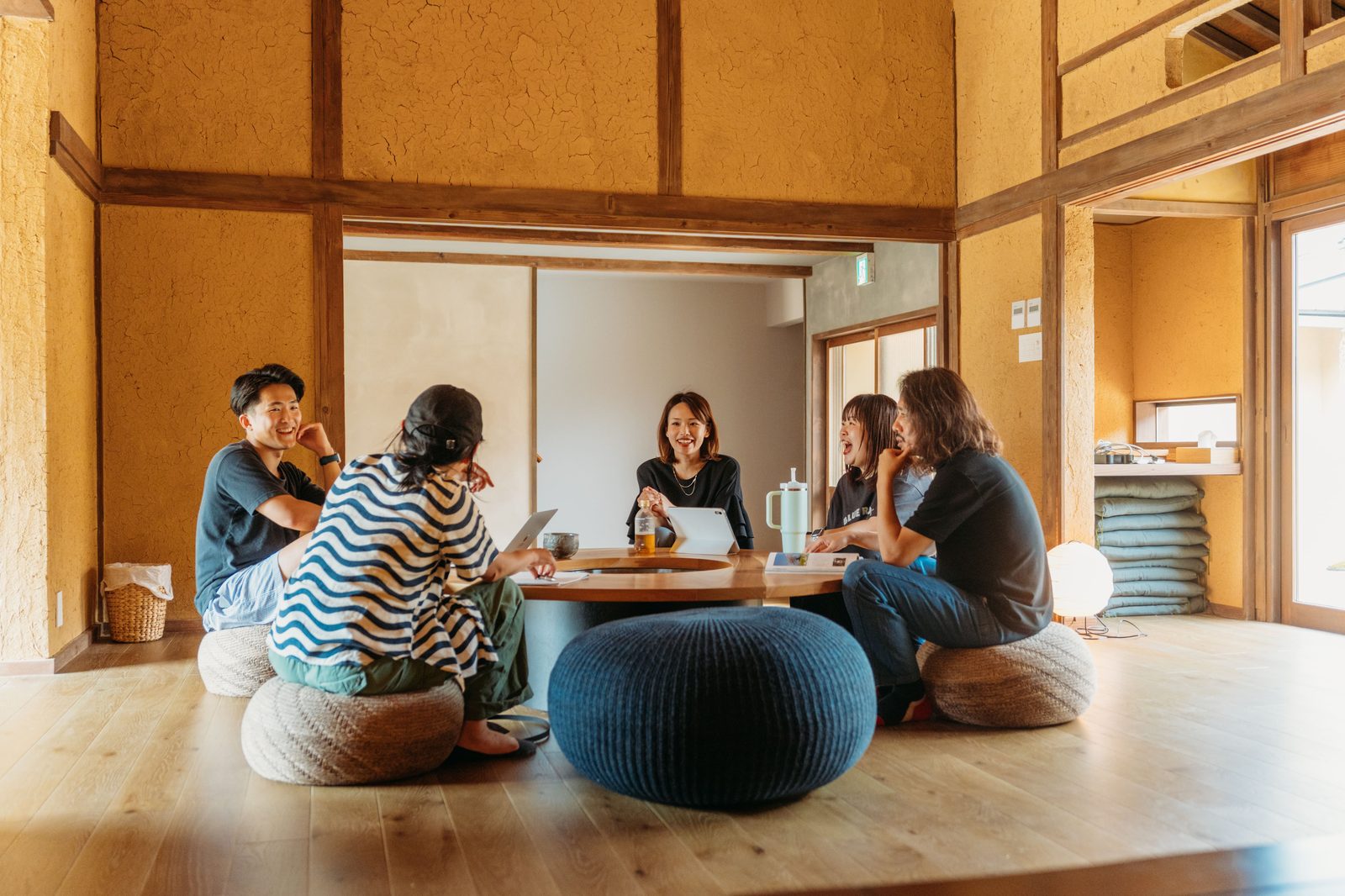 囲炉裏を囲んだ打ち合わせ